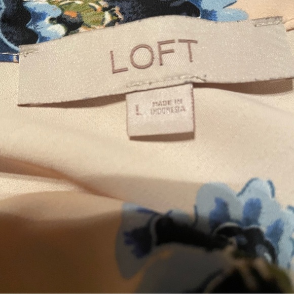 Loft Women’s Floral Blouse Roll Tab Sleeves Size L Peachy Pink Vneck - Picture 2 of 8